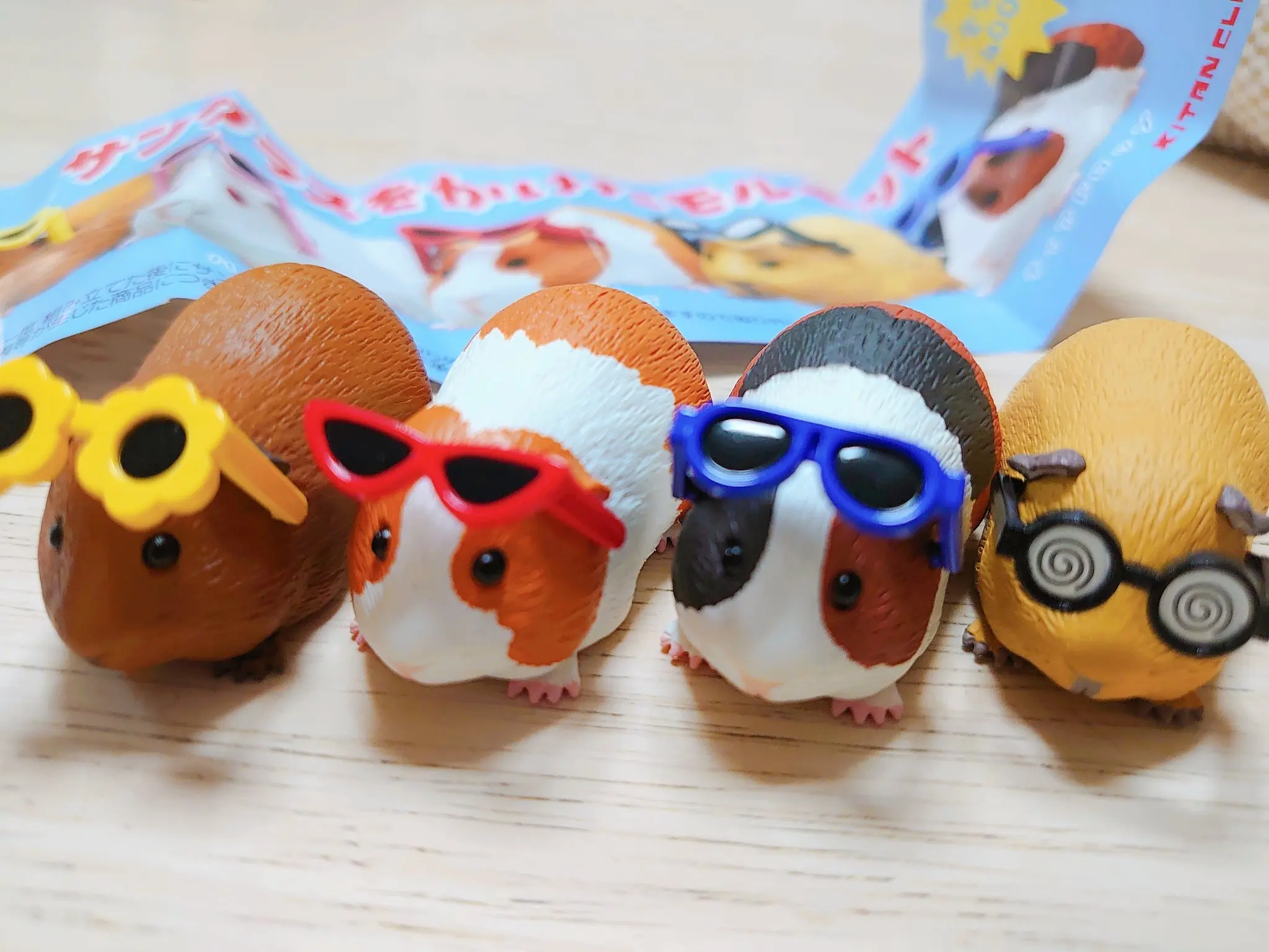 오리지널 캡슐 토이 귀엽고 멋진 둥근 뚱뚱이 햄스터 검은 눈 기니피그 움직이는 선글라스 착용 캐비 미니어처 장식 피규어