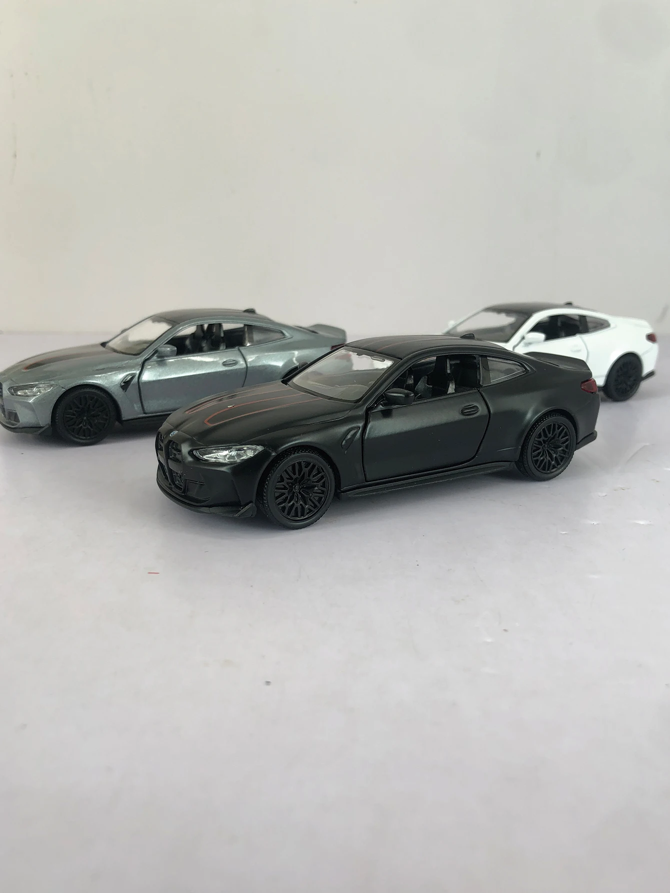 1:36 modelo de carro de brinquedo BMW M4 CSL, com exterior simulado e design de interior requintado. As portas podem ser abertas, presente infantil