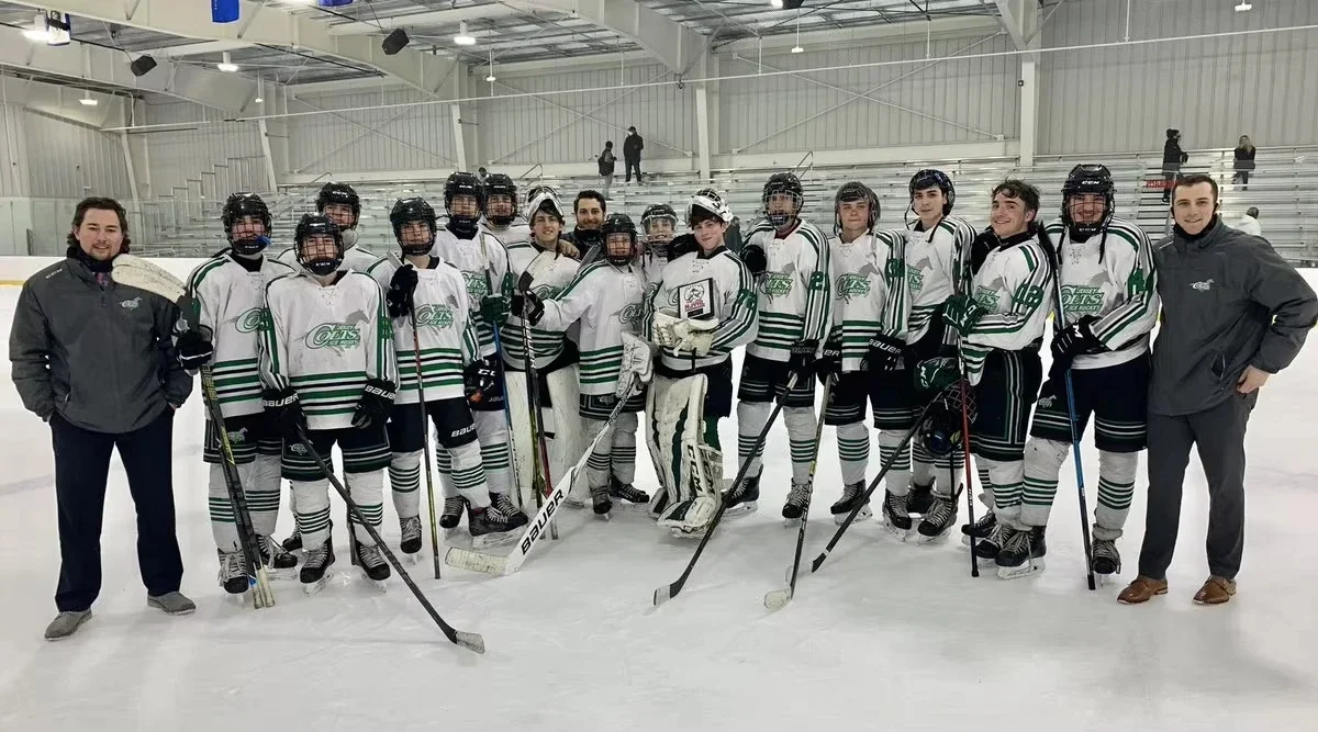 قميص الهوكي - أزرق مع لمسات بيضاء "ماثيوز 34" كابتن "C" كلاسيك مابل ليف شعار رياضي جيرسي مطبوعات ثلاثية الأبعاد عالية الدقة