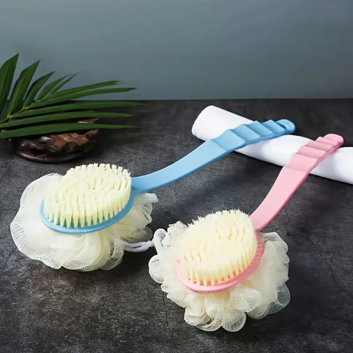 Votre routine de douche avec cette brosse de douche et de bain luxueuse et confortable à long manche, brosse pour le corps à côtés touristes avec doux