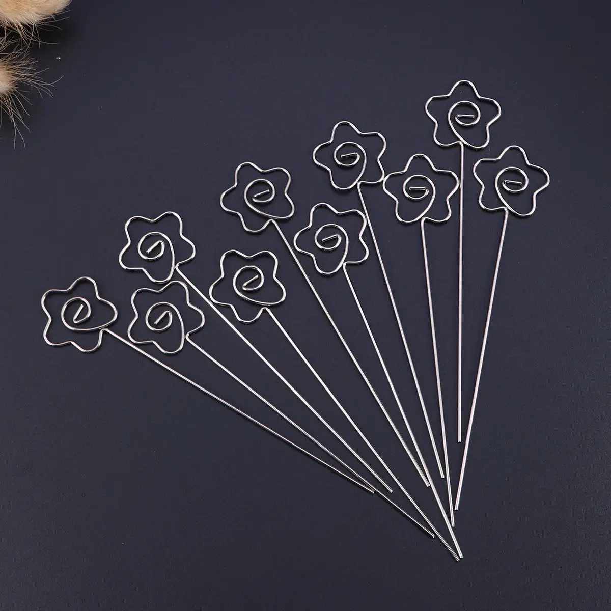 50Pcs Fashion Flower Shaped Metal Memo Clip Photo Stand Picture Holder for Notes Cards Home Office Wedding Favor Floral Decor