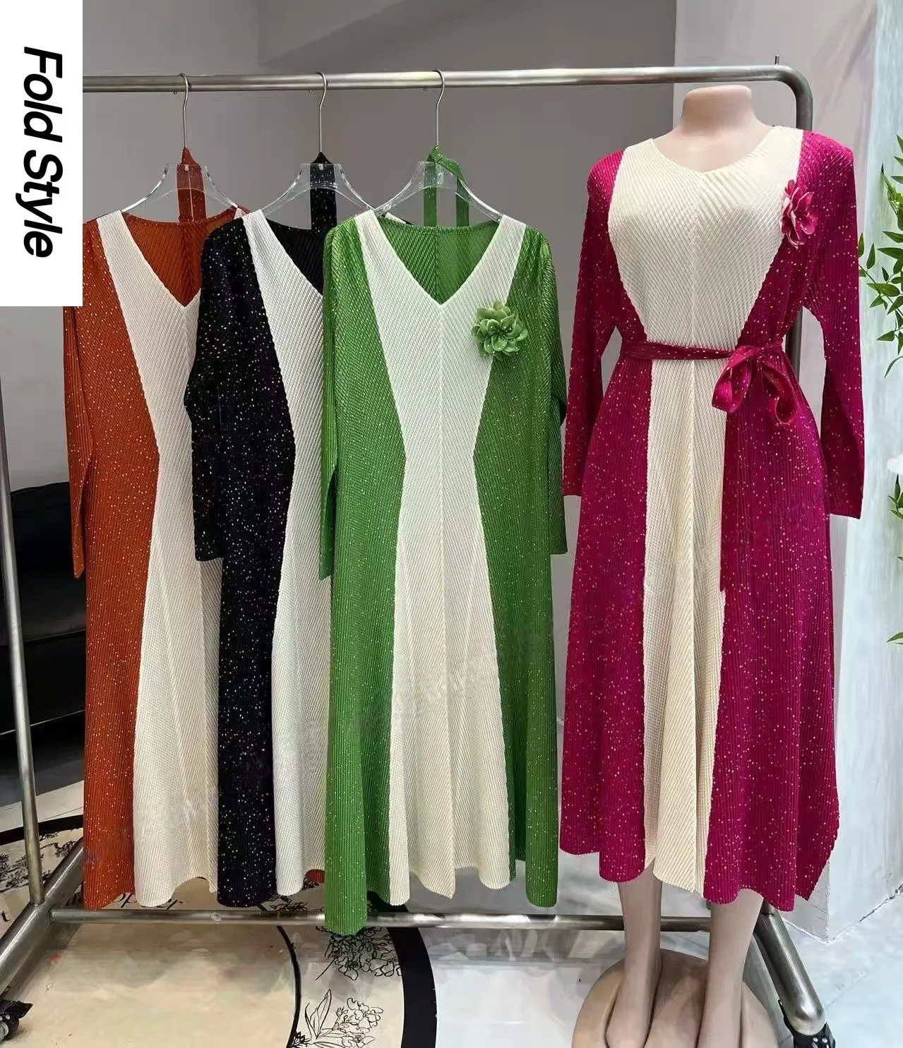 

2025 Miyake Folds Модное и универсальное простое темпераментное женское платье среднего и длинного размера контрастного цвета