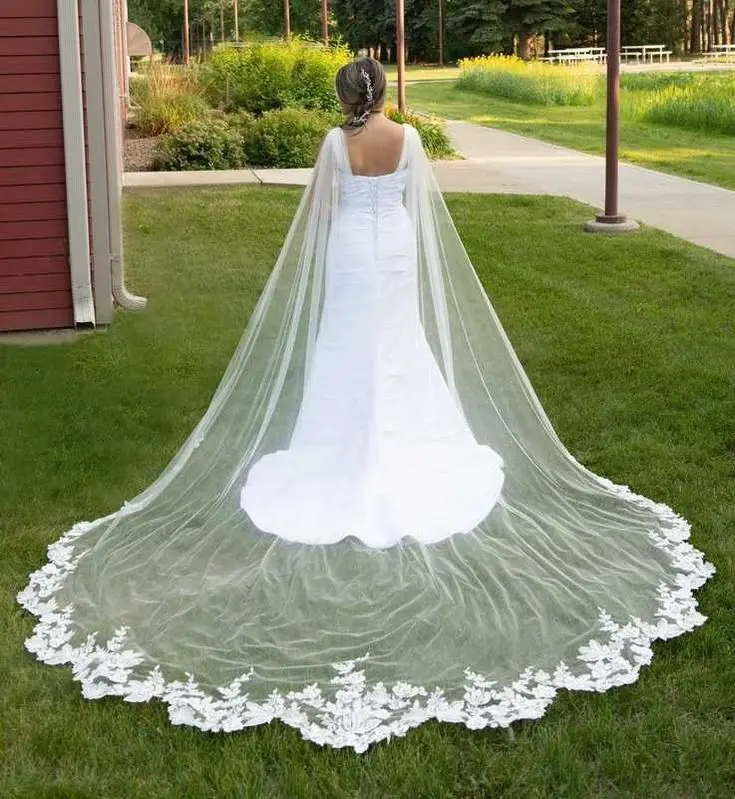 Customized Wedding Veil Cape with Scallop Lace Edge wih Brooch Shoulder Wrap Bride Cloak Women Bridal Coat Accessory