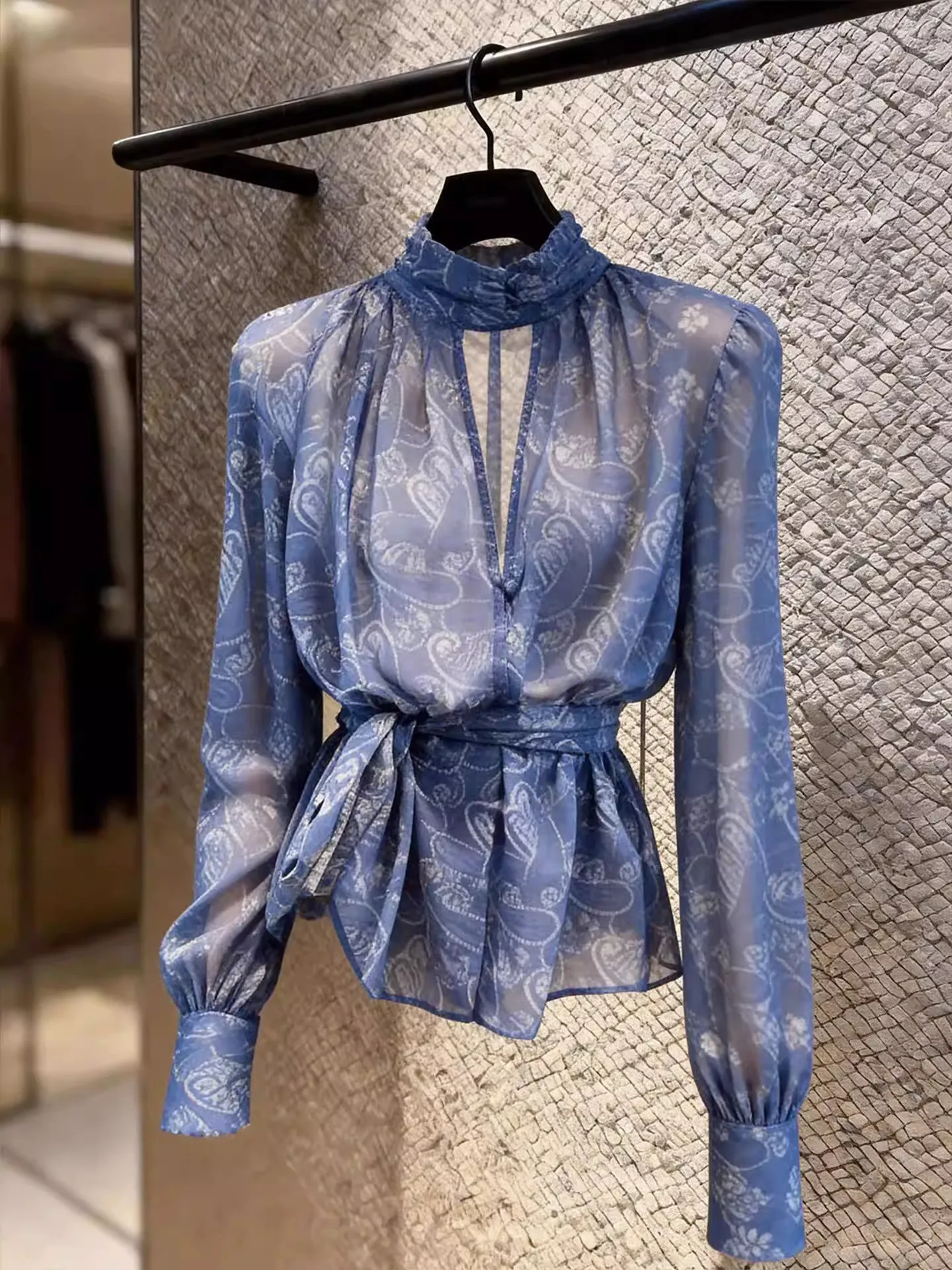 

Элегантная женская блузка с длинным рукавом, уникальный дизайн, ощущение роскоши, модный тренд Весна 2026, цветочный принт, шифон, воротник-стойка