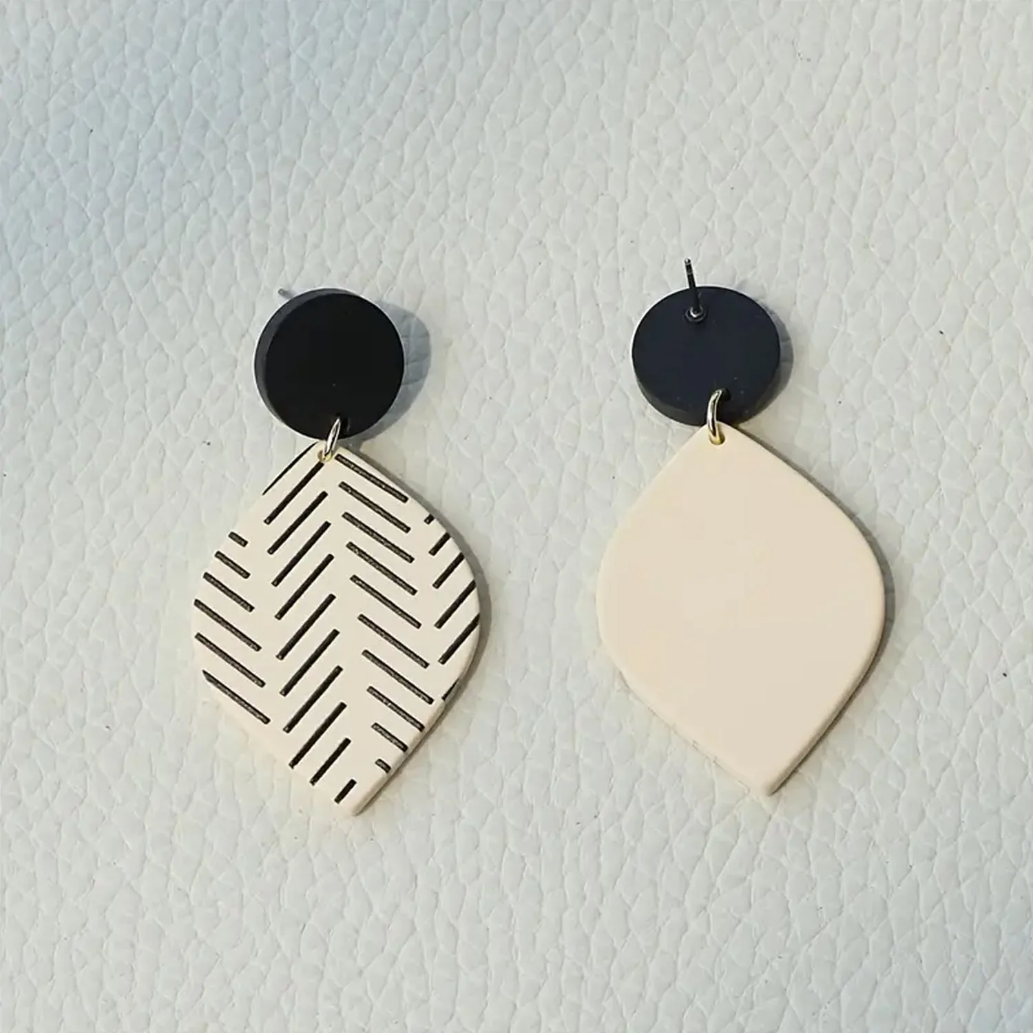 A Pair of New Women's Black Striped Printed Imitation Clay Texture Acrylic Earrings, Suitable for Daily Wear