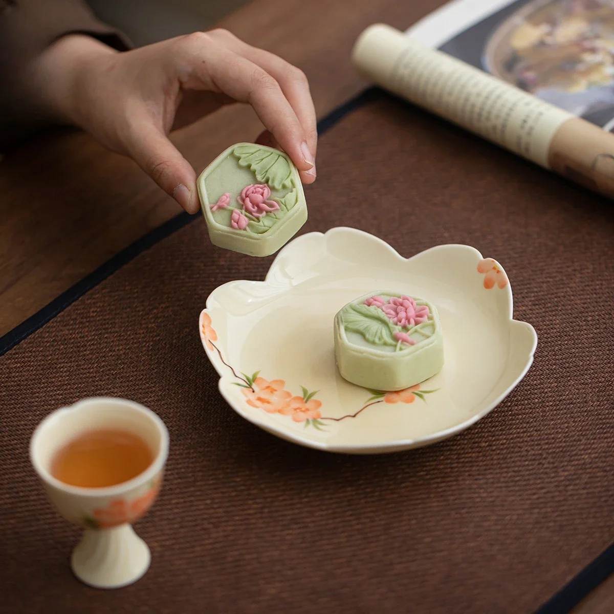 Underglaze Hand-painted Lace Pot Bearing Kung Fu Tea Set Cover Bowl Teapot Ceramic Bottom Support Refreshment Plate Fruit Plate