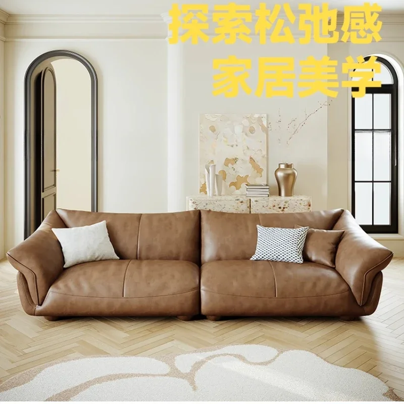 

The first layer of retro leather sofa is cowhide, and the living room is a small apartment with three people.