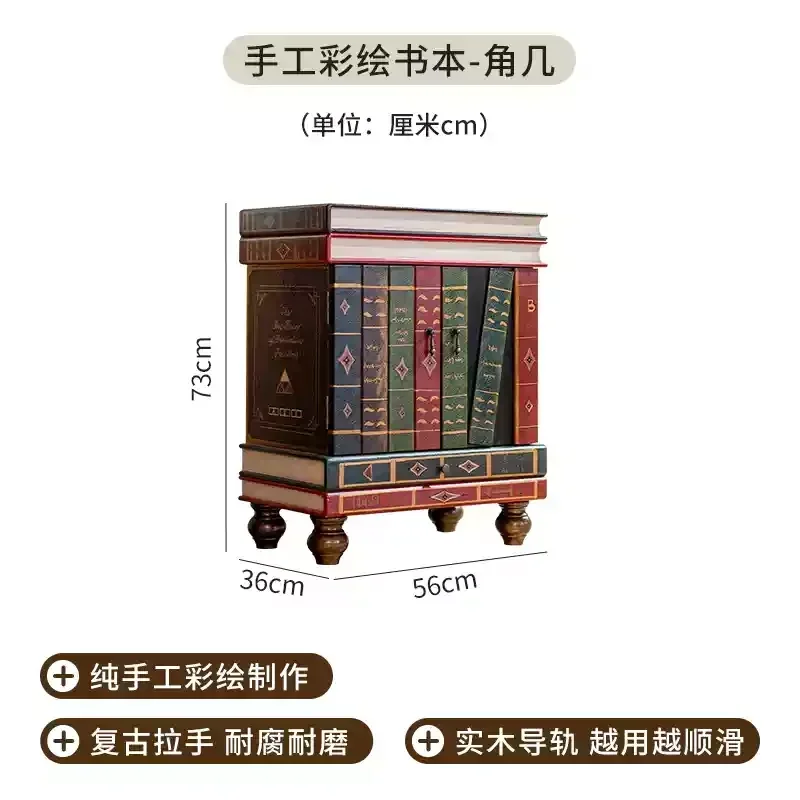 Angolo del soggiorno retrò, pochi armadietti laterali americani, divano ad angolo, pochi armadietti piccoli con doppia anta sul comodino della camera da letto