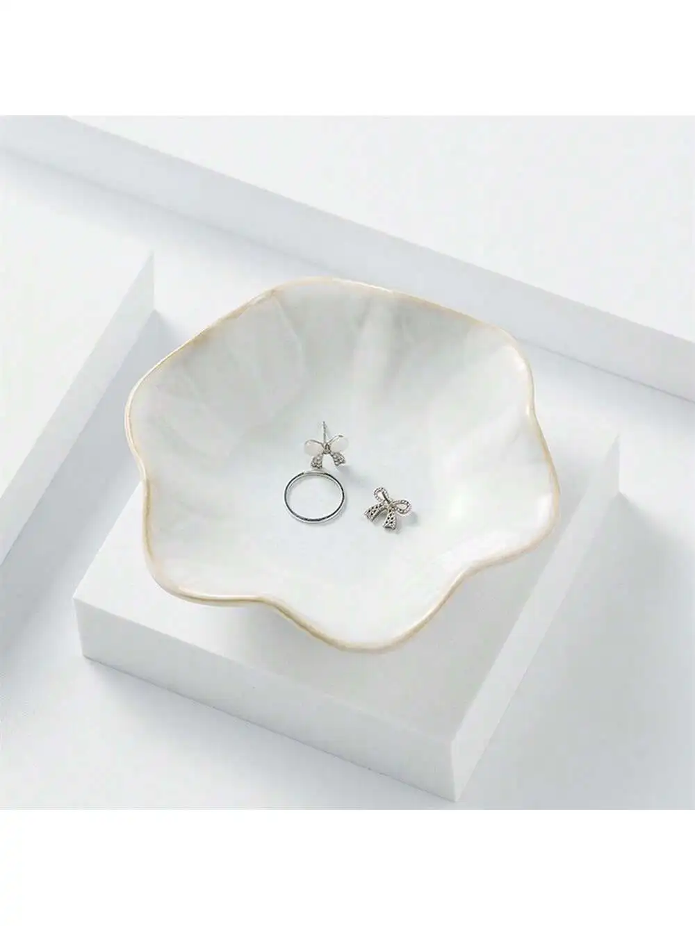 1 pc Ceramic petal shaped jewelry tray, simple irregular jewelry plate, decorative plate for jewelry storage, display