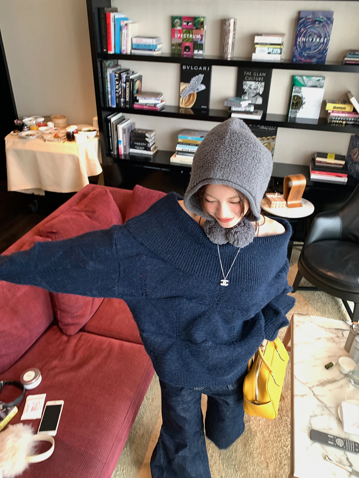 

Женский свитер-худи Brownie Girl Lazy One-shoulder: мягкий, свободный, универсальный топ для дома. Эксклюзивно онлайн. DULA Good Home Pure.