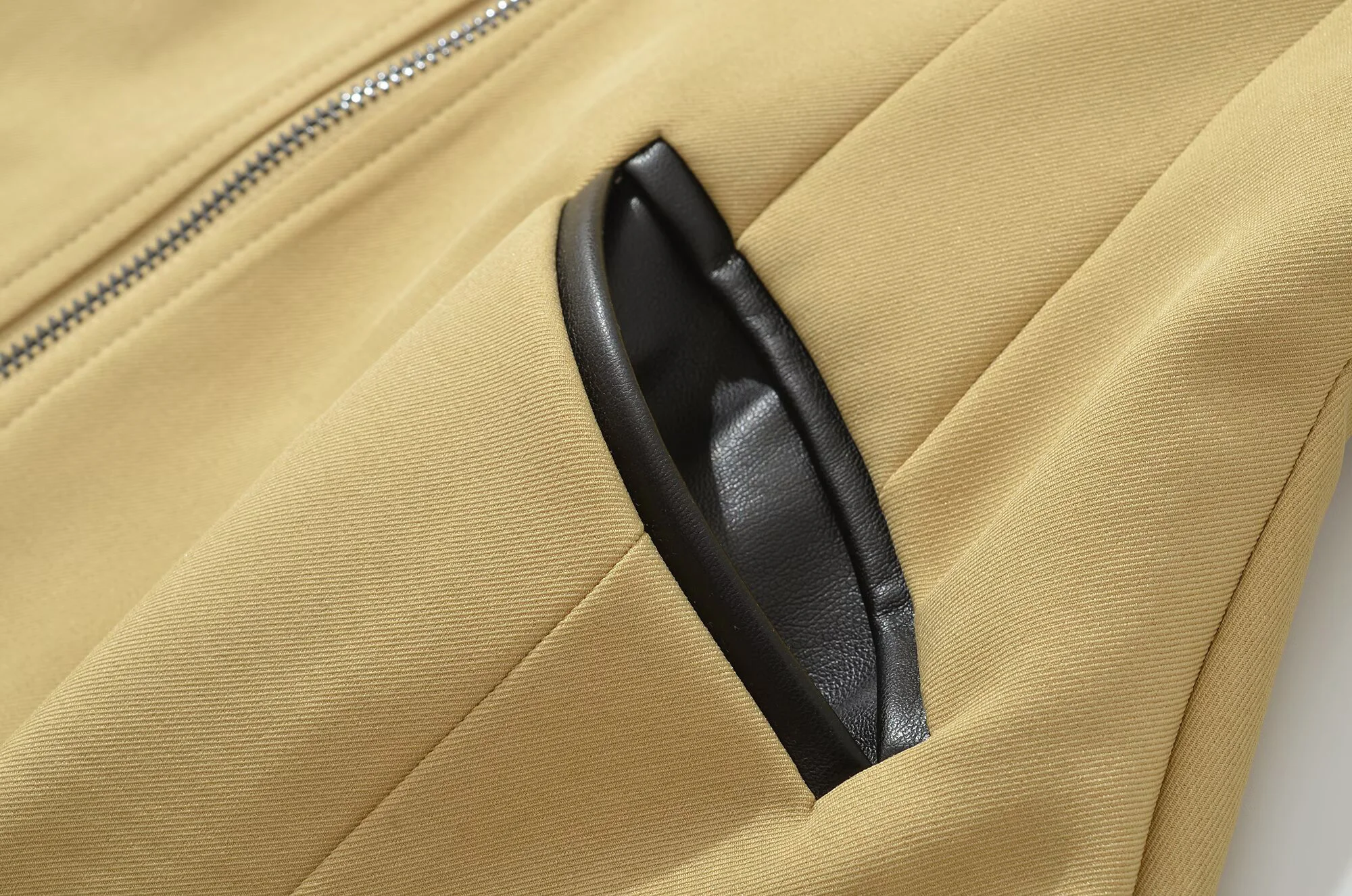 ملابس نسائية صيفية جديدة بمزاج عتيق بسيطة وعصرية بقصة ضيقة من الجلد الصناعي المرقعة وطية صدر السترة بأكمام طويلة