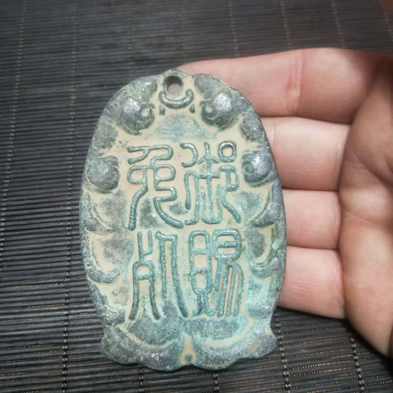 

Wholesale Antique Miscellaneous Collectibles White Copper Green Embroidered Waist Badge Token Vintage Plaque Green Embroidered B