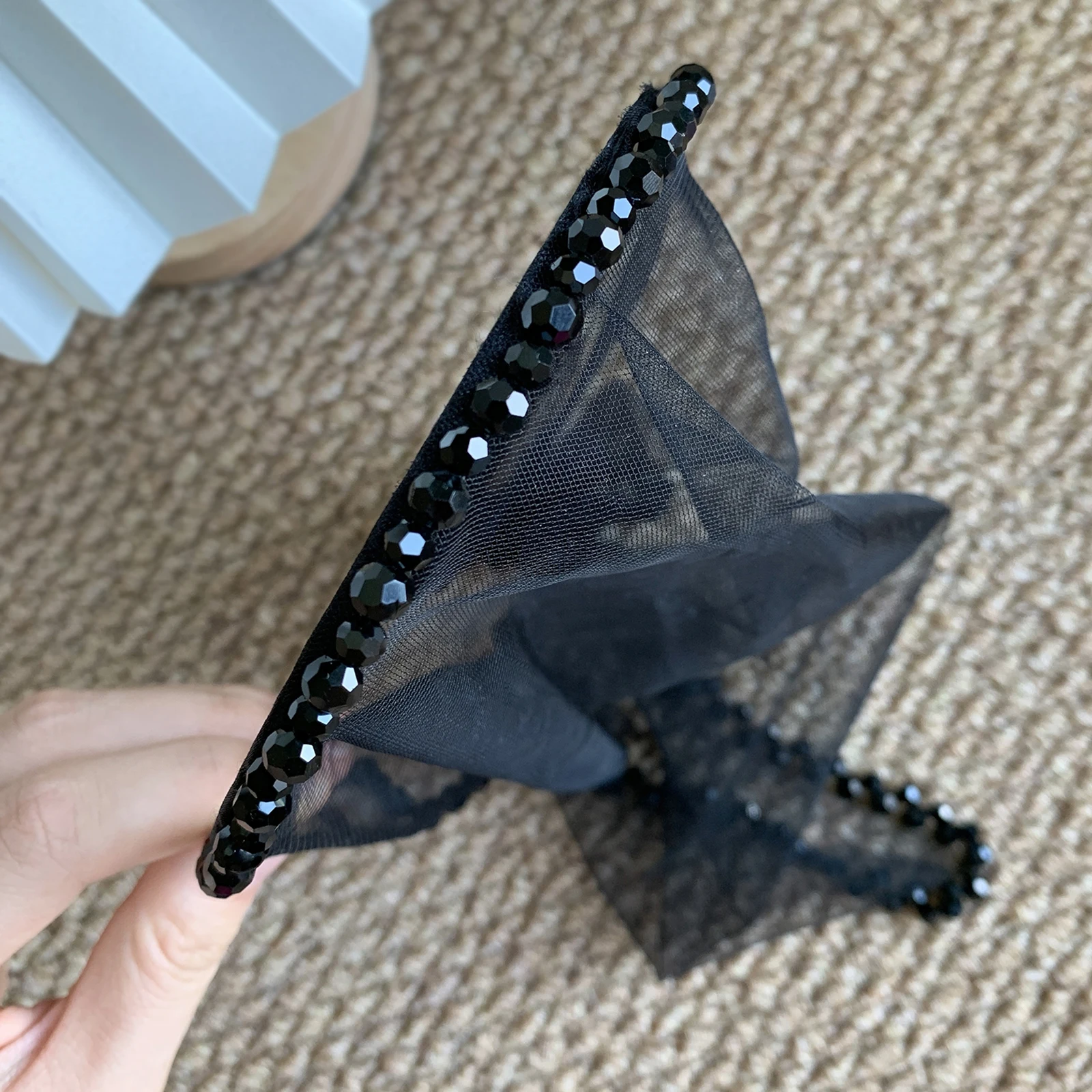 Elegantes Netz-Stirnband mit gewelltem Kristallbesatz, ein vielseitiges Haaraccessoire für Hochzeiten, Bälle, Bankette und Cocktailpartys. – Detail 3