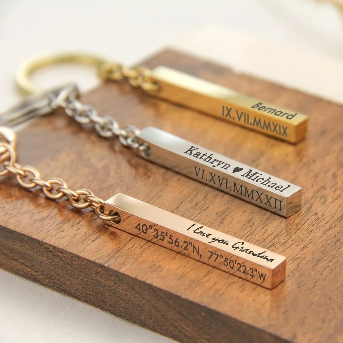 

Брелок с гравировкой на заказ, персонализированный брелок для рождественских подарков для папы и мамы, персонализированный брелок с вертикальным стержнем и координацией