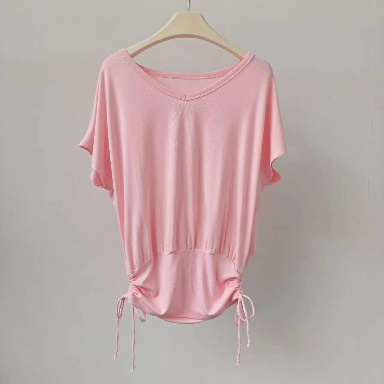 Sommerliches Yoga-T-Shirt mit V-Ausschnitt für Damen, aus Baumwolle, locker geschnitten, figurformend, weich, Sport-T-Shirt, kurzärmeliges Pilates-Shirt, lässiges Fitness-Oberteil. – Detail 2