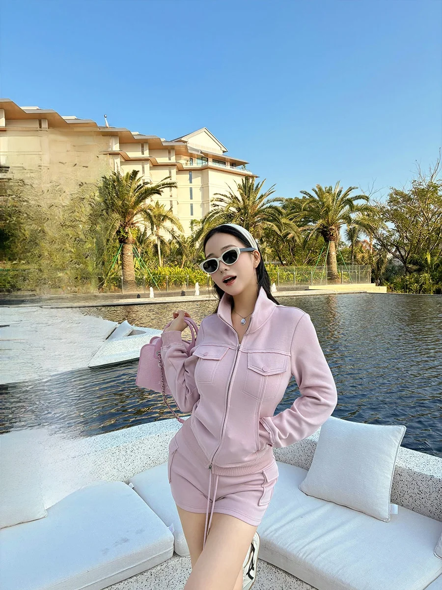 

Коллекция Cherry Blossom Spring: Женский модный комплект с мягкой легкой курткой на двойной молнии с воротником-стойкой и шортами