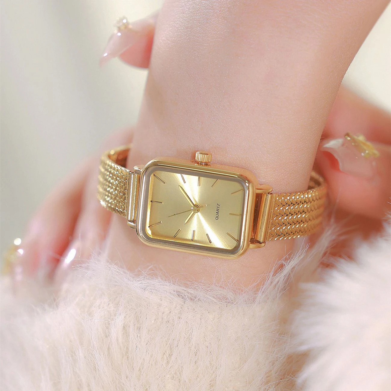 ساعة MAYZHISU الفاخرة الخفيفة للنساء بحزام من الفولاذ المقاوم للصدأ وأذن القمح كوارتز للنساء ساعة يد نسائية على مدار الساعة للسيدات