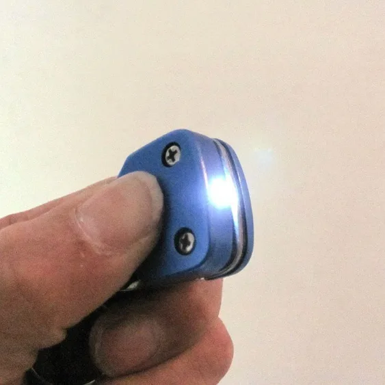 Obeng Mini Lipat 6-In-1 Portabel dengan Senter LED Kit Perlengkapan Berkemah Mendaki Gantungan Kunci Alat Perbaikan Pisau Pembuka Botol