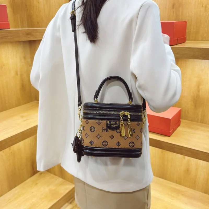 حقيبة كروس أنيقة للسيدات ذات مظهر عصري لاستكشاف المدينة والمغامرات الحضرية الحديثة