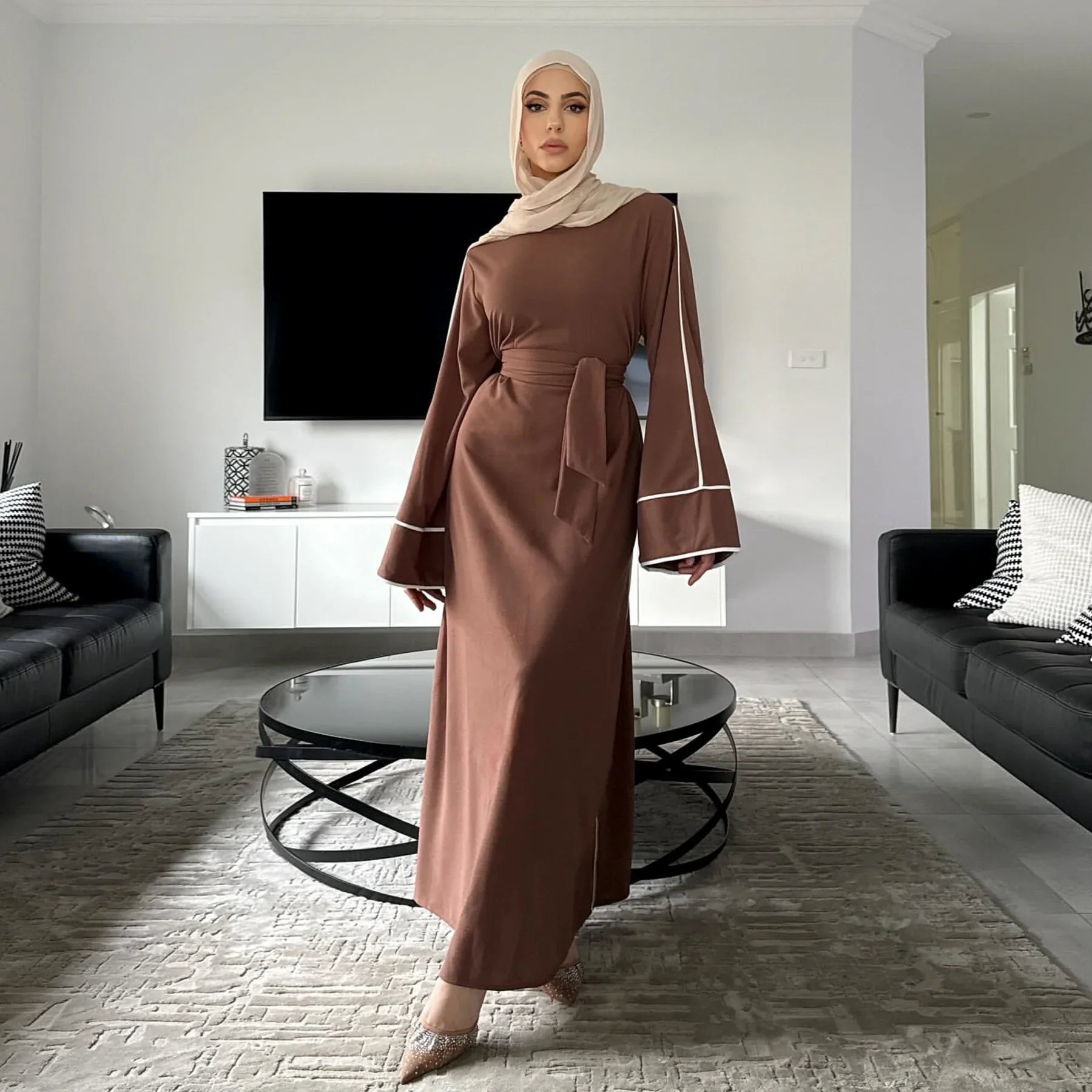 The New Style of Fashionable Solid-color, Outlined Round-neck, Long-sleeved Dress Robes for Ladies in Saudi Arabia, Middle East.