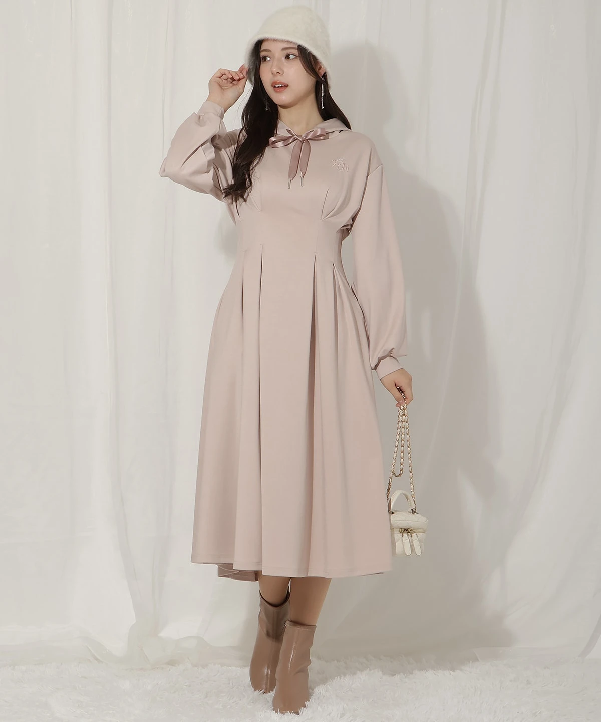 

Осенне-зимнее платье-свитшот с жемчужной вышивкой, длинными рукавами, капюшоном, приталенное, в японском стиле, с завышенной талией и юбкой А-силуэта