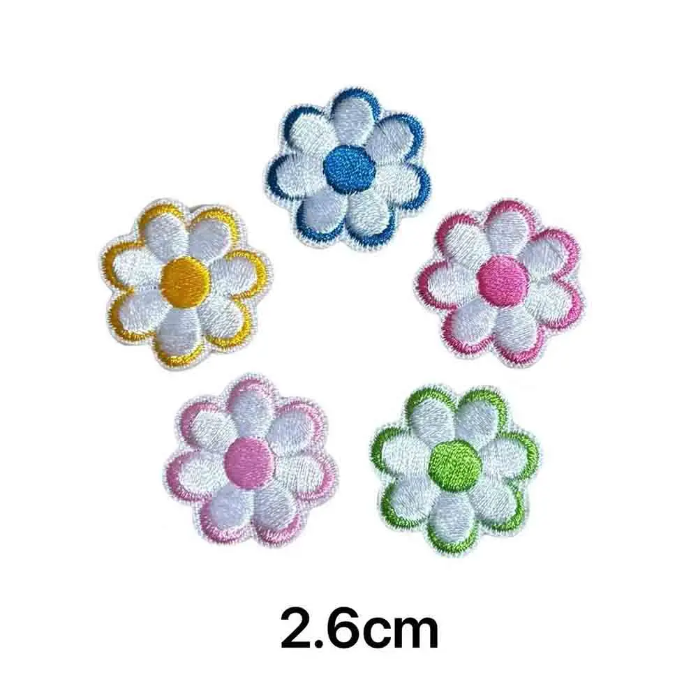 10 Stück kleine 7-Blütenblätter-Blumen in 5 Farben erhältlich, bestickte Aufnäher zum Aufbügeln für Kinderkleidung, Taschen, DIY-Dekoration