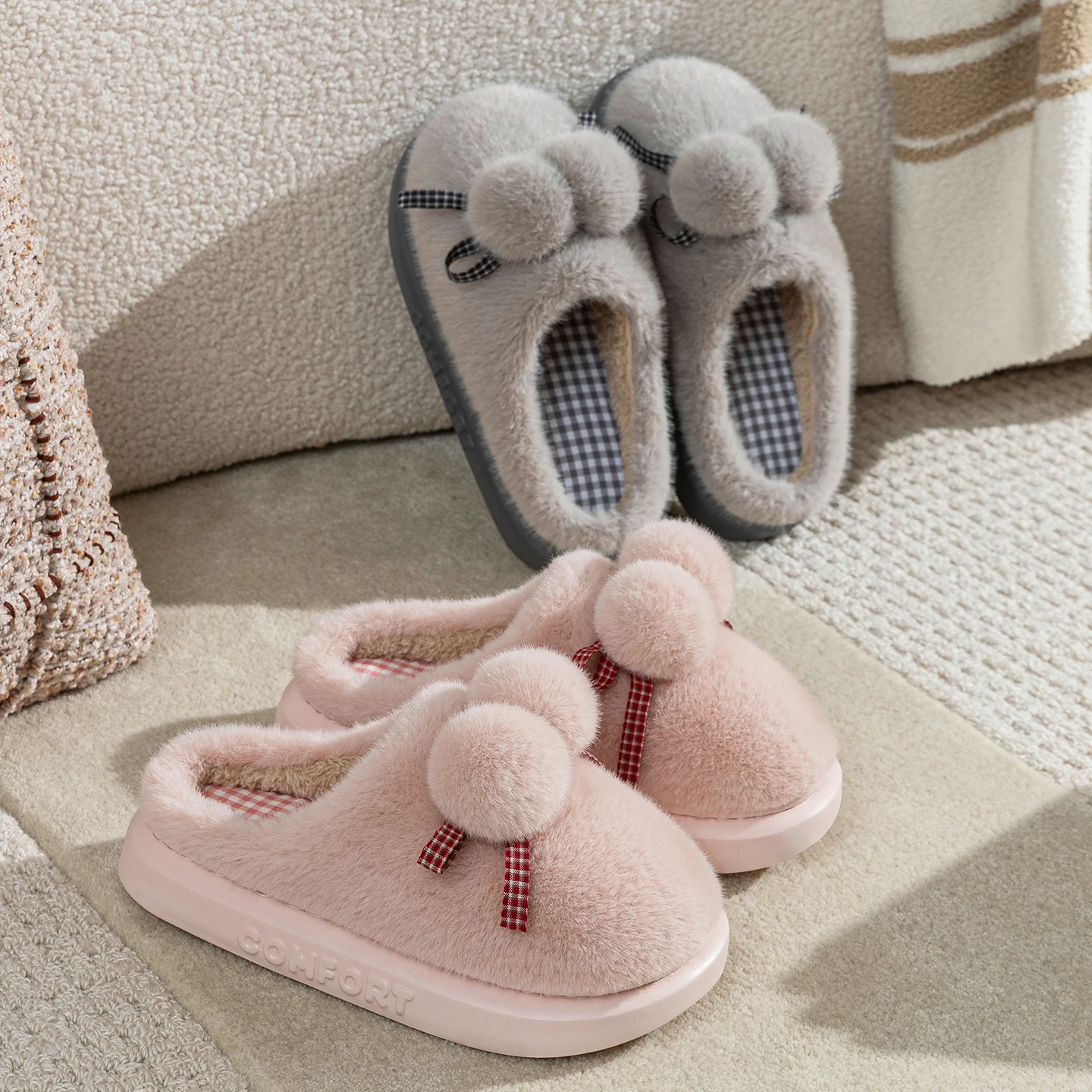 Niedliche Pom-Pom-Warme-Plüsch-Hausschuhe für Damen, Winter, dicke Sohle, Indoor-Hausschuhe, flauschiges Kunstfell, rutschfeste Baumwoll-Slipper für das Schlafzimmer. – Detail 2