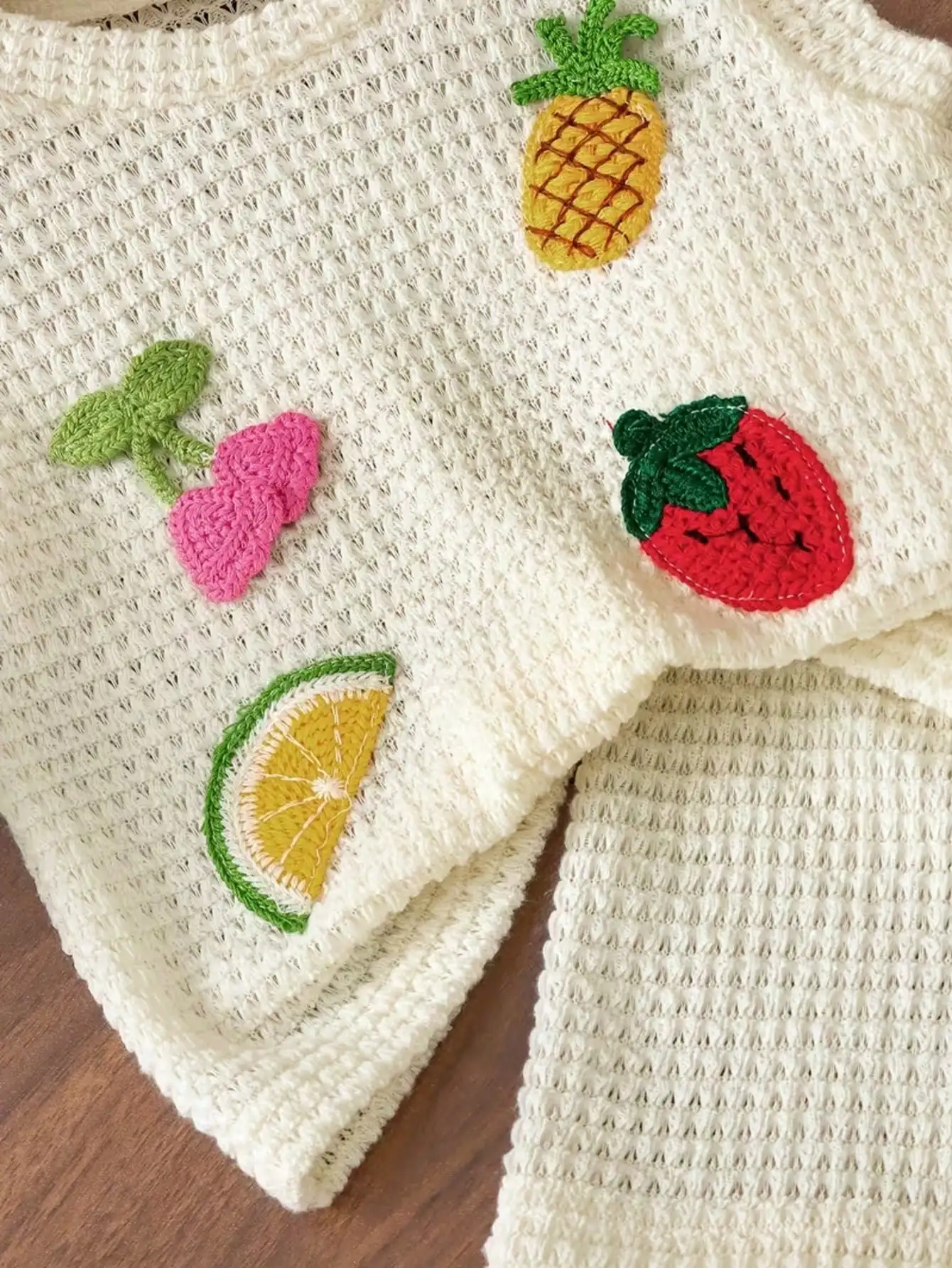 Kinder-Set mit Rundhals-Oberteil aus Strickstoff mit Fruchtmuster und ärmellosen Ärmeln sowie einfarbigen Shorts mit elastischem Bund. – Detail 7