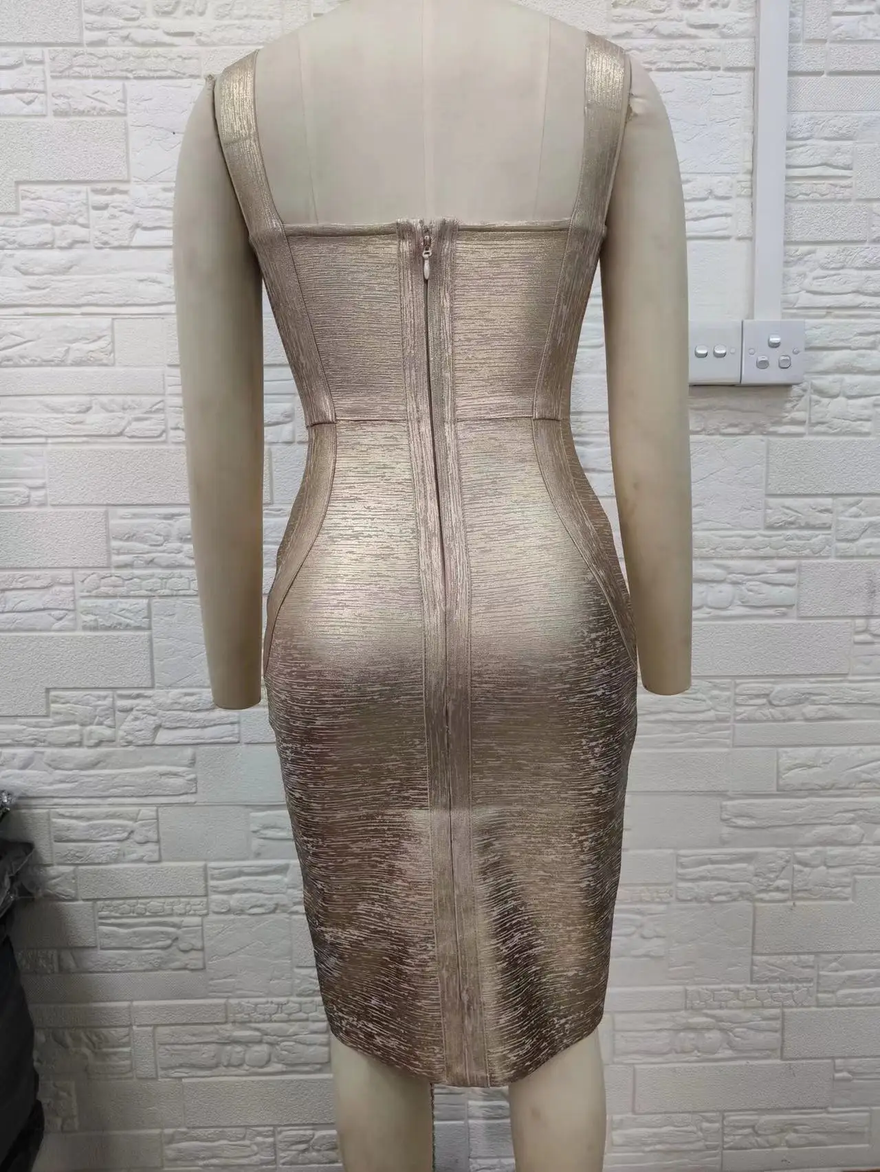 เดรสปาร์ตี้สั้นแบบรัดรูป สายเดี่ยว คอวี เซ็กซี่