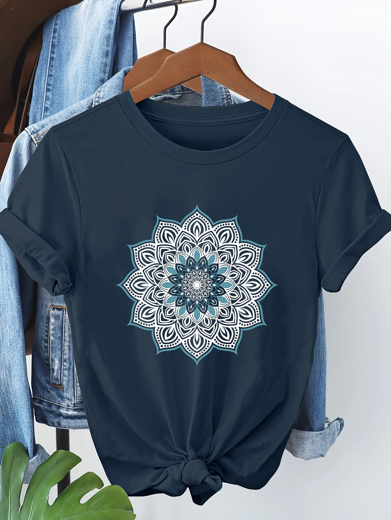 Camiseta de manga corta con estampado de Mandala Floral para mujer, Top informal con cuello redondo y obra de arte negra azulado, camiseta estampada de estilo urbano