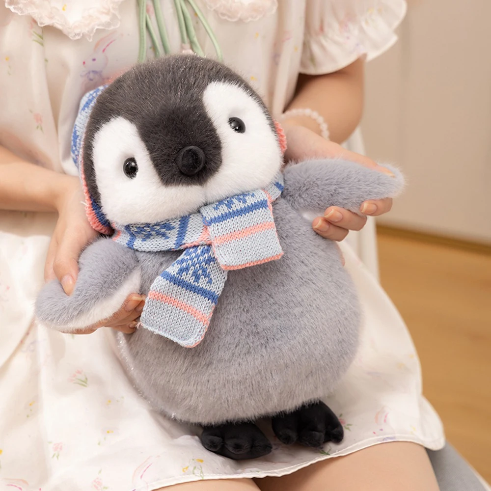 Kawaii pinguim cinza brinquedos de pelúcia em chapéu de malha vestindo padrão de floco de neve cachecol pinguim imperador animal de pelúcia perfeito presente de inverno