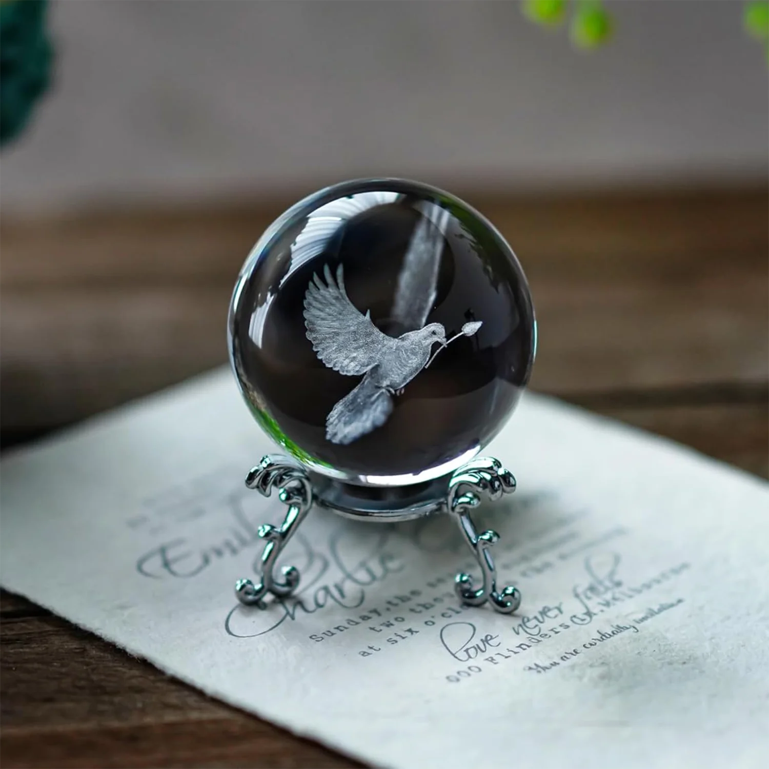 

6cm 3D Pigeon Crystal Ball with Metal Base Pigeon Animal Statue Model Bird of Peace Crystal Ball Paperweight Home Decoration