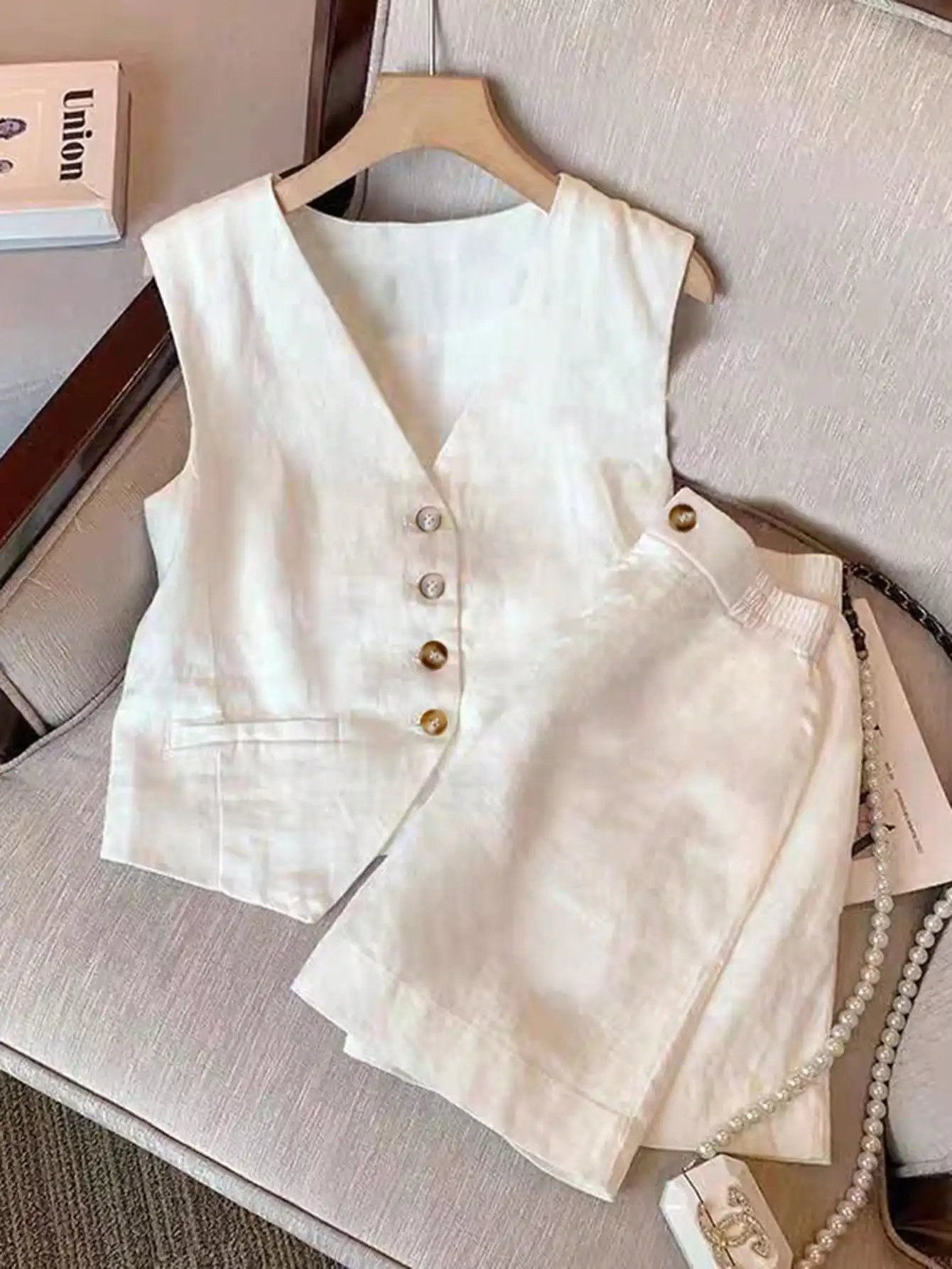 

Женский белый льняной комплект из двух предметов: жилет с V-образным вырезом и шорты с высокой талией