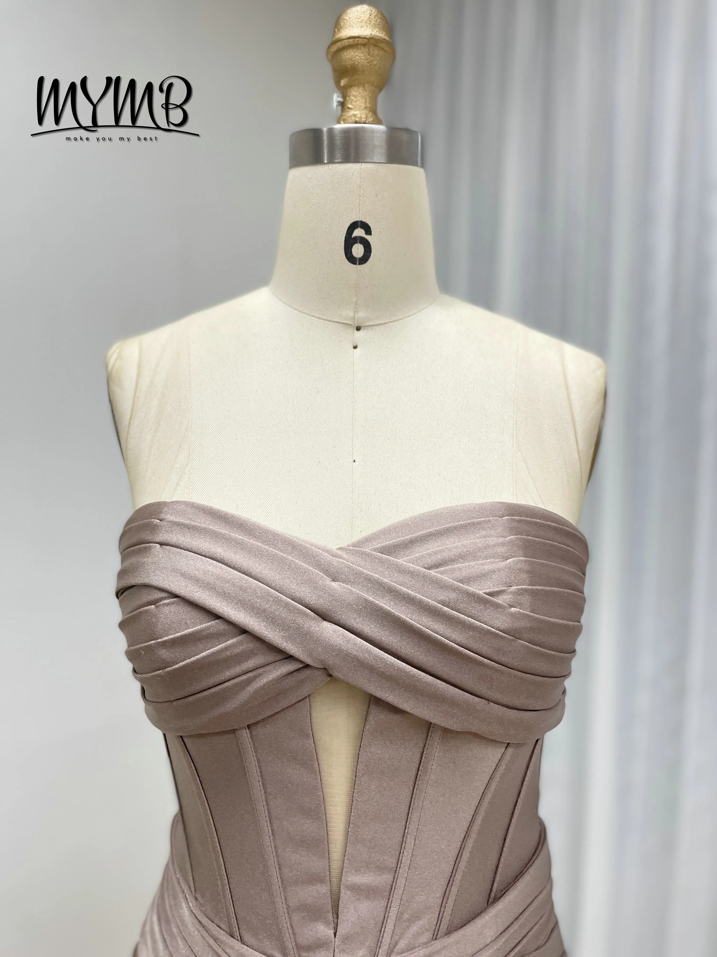 MYMB ชุดราตรีเกาะอกสีคาราเมลสวยหรูพร้อมรายละเอียดจับจีบเก๋ เดรสผ่าสูงพอดีเหมาะสำหรับงานแต่งงานพรหม MC20074