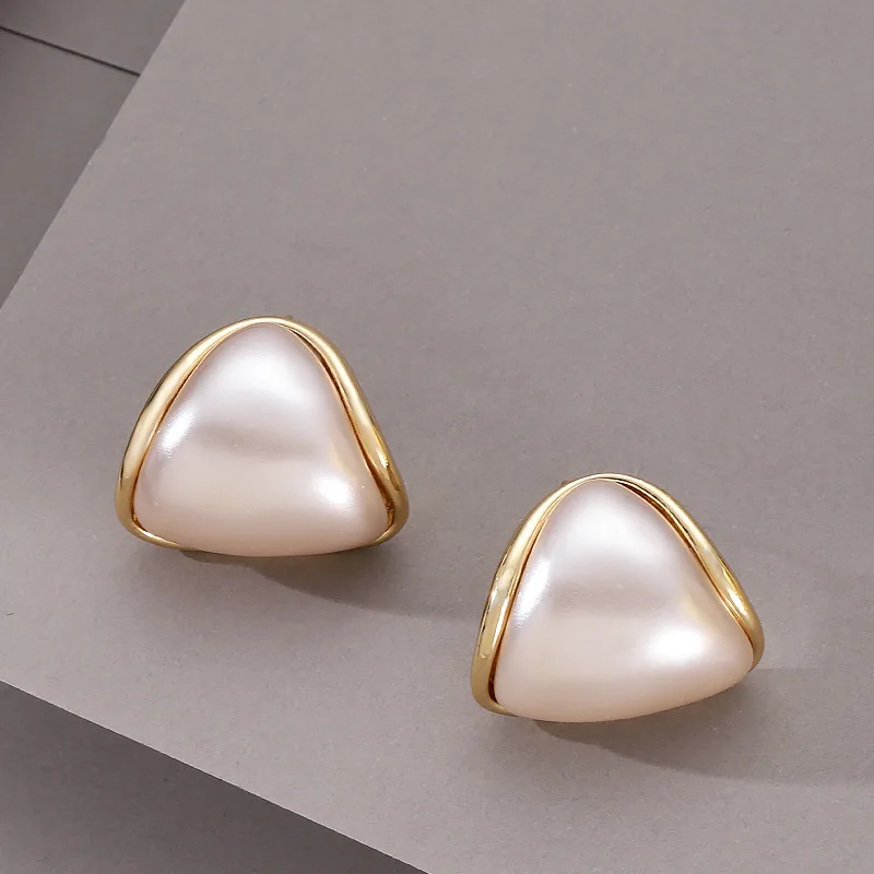 Niche personalized design irregular geometric triangular resin earrings light luxury temperament high-end holiday style earrings