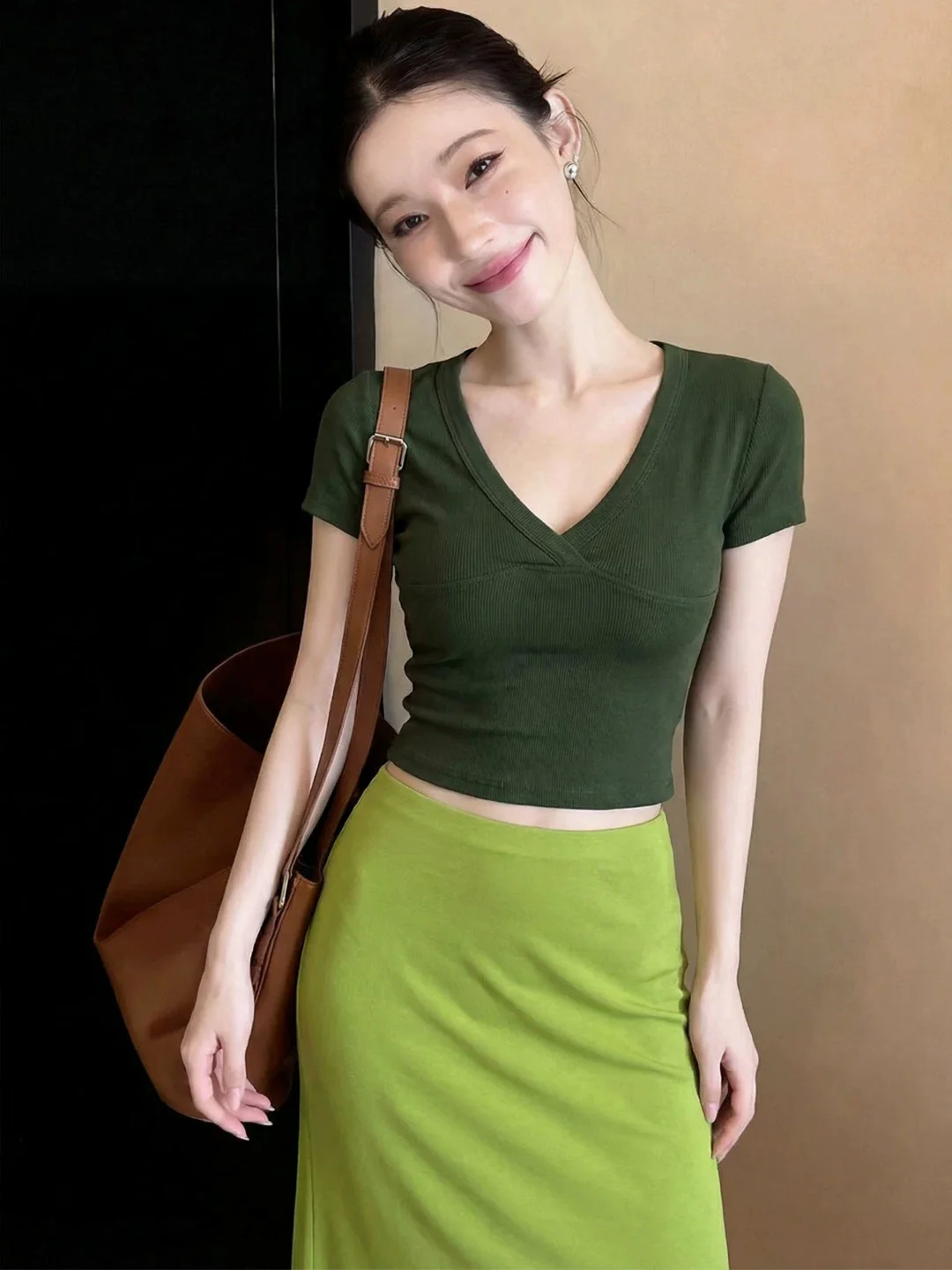 Conjunto de dos piezas de verano para mujer, camiseta corta de punto con cuello en V verde y falda, estilo nuevo, transpirable y ligero.