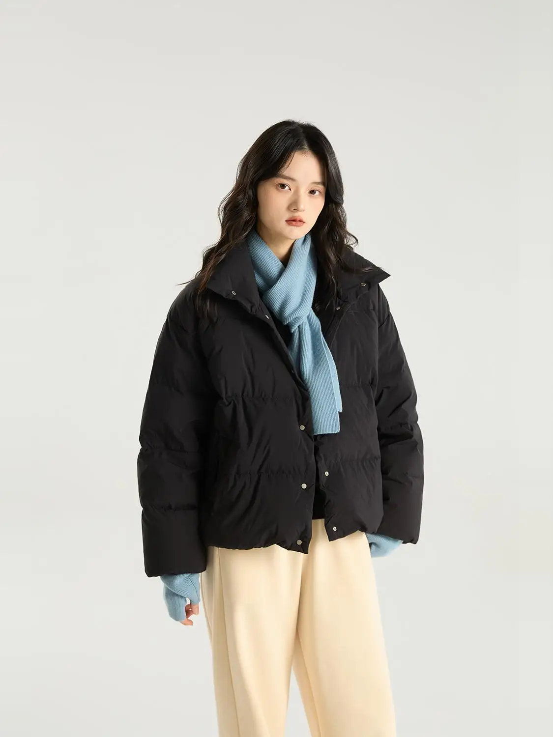 

Стильная черная короткая пуховая куртка в уличном стиле, 90% пух, теплая, с воротником-стойкой, без капюшона, зимняя модная женская куртка