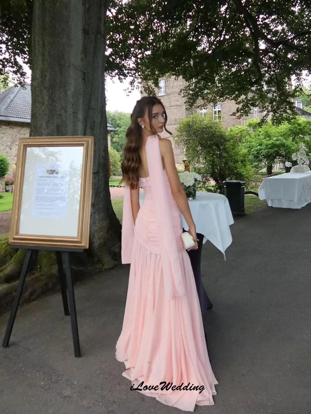 تخصيص الوردي الشيفون حمالة فساتين لحضور الحفلات الموسيقية 2025 مطوي الزفاف النساء ضيف فستان أشرطة فستان سهرة أنيق طول الأرض