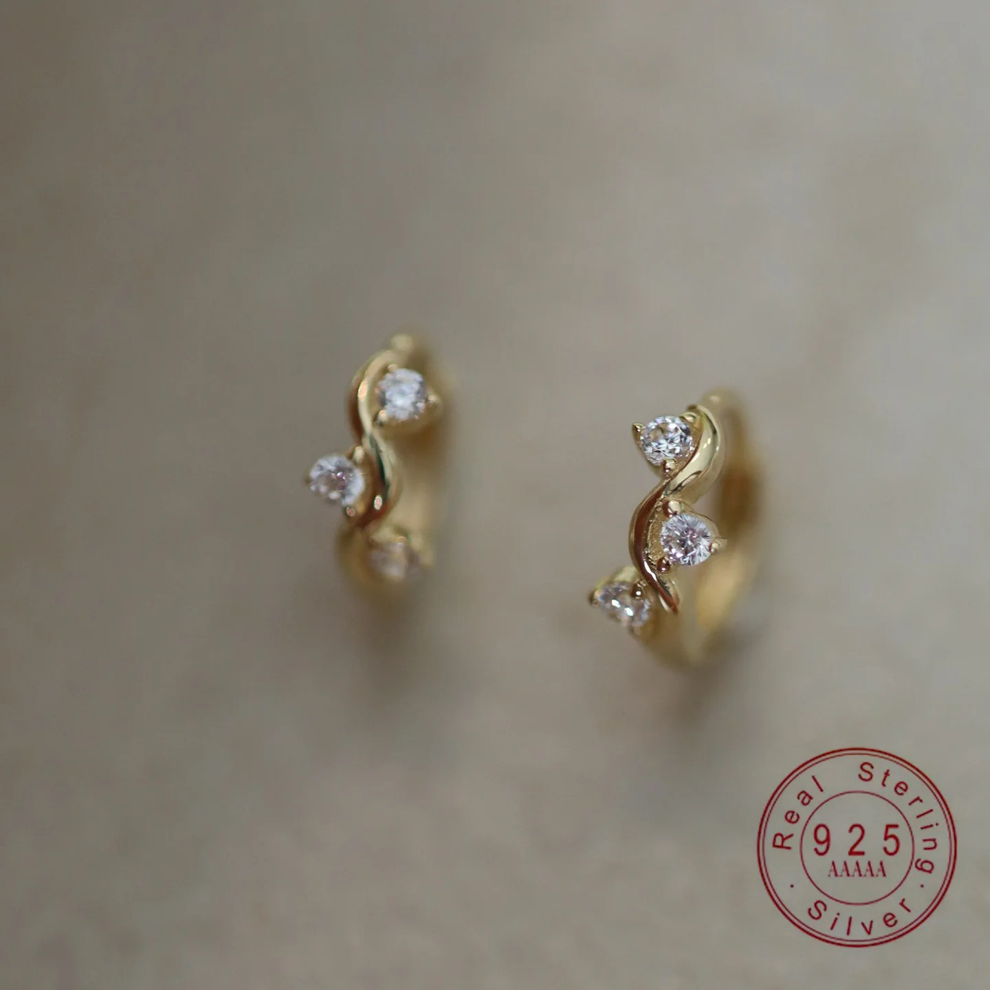 Ohrringe aus 925er-Sterlingsilber, 14 Karat Gold, exquisiter funkelnder Zirkon, geometrische Wellenohrringe für Frauen, einfaches Temperament, Ohrzubehör