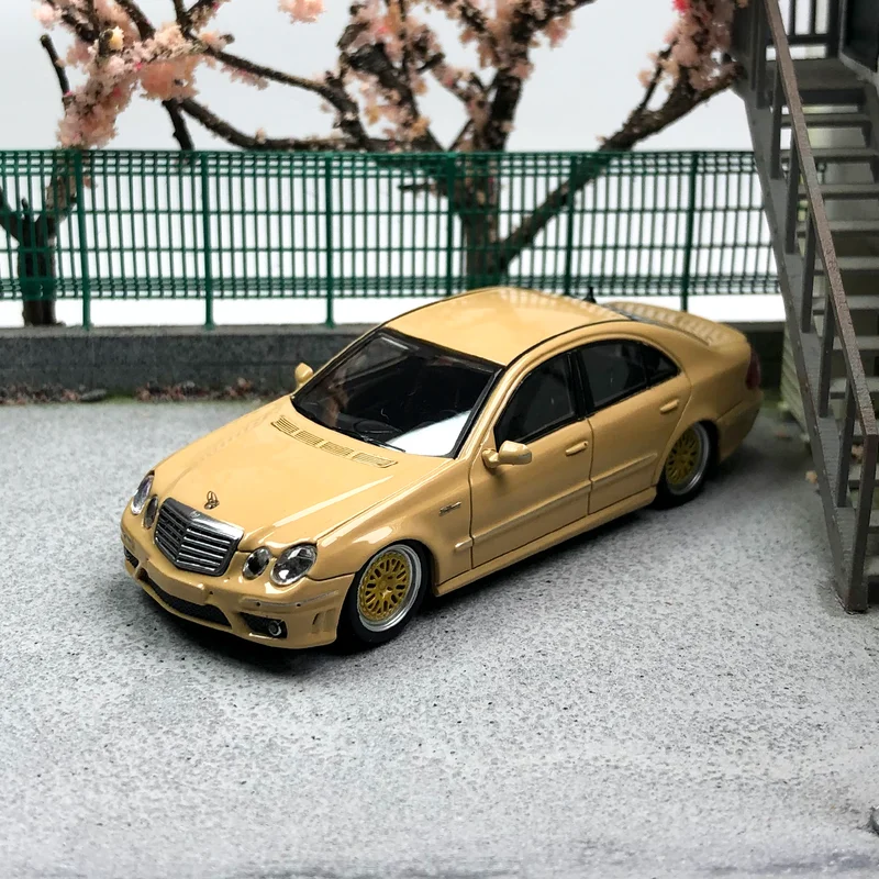 Novo em estoque mk modelo 1:64 mercedes benz e63 w211 carro liga miniatura diecast mercedes quatro olhos ornamentos brinquedos personalizados crianças presente