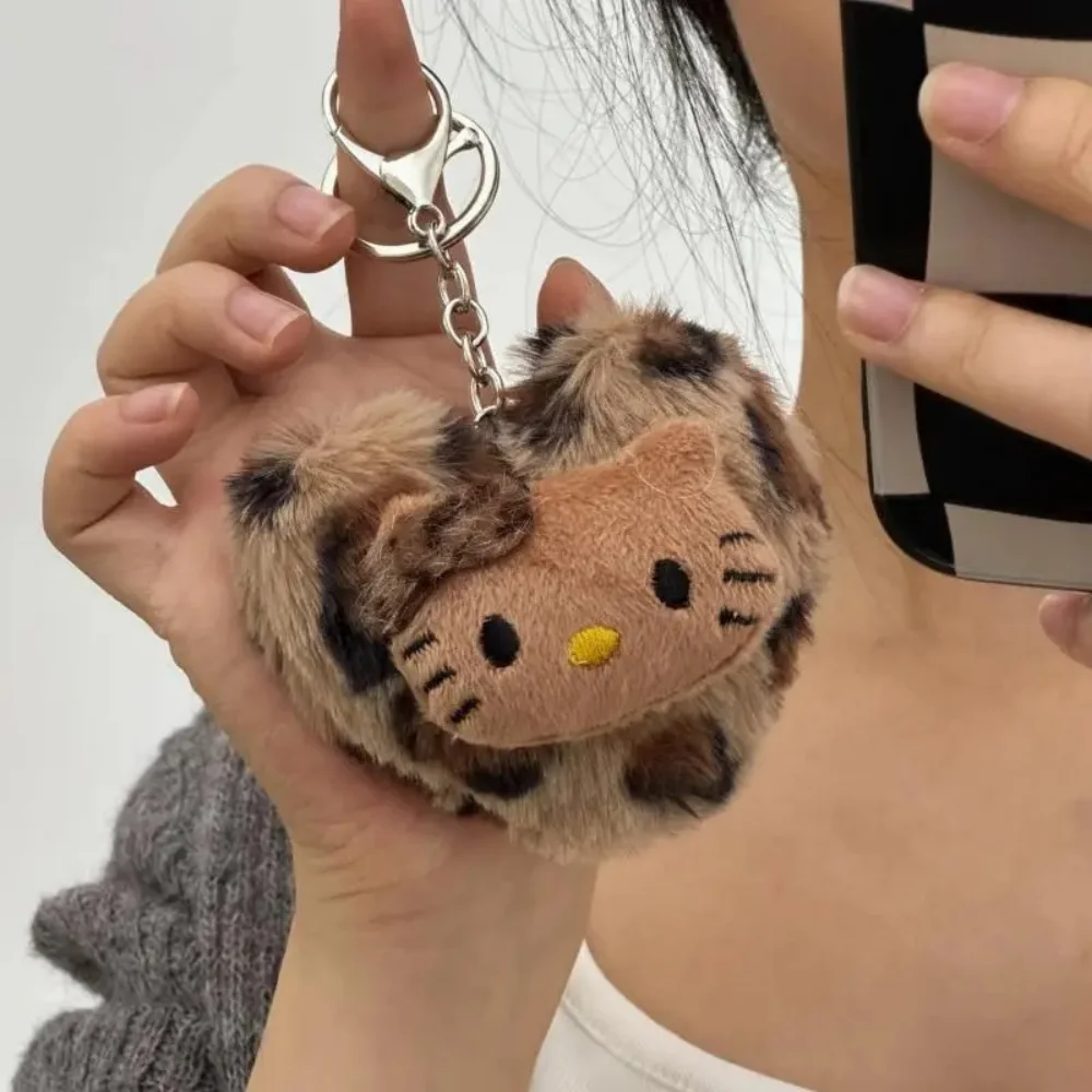 

Милые плюшевые брелоки Hello Kitty в стиле ретро с леопардовым принтом, куклы-брелоки, милые мультяшные котики, подвески для рюкзаков, брелоки для ключей от машины, подарки на день рождения