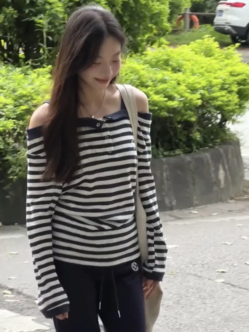 Luźna, długa koszulka w paski, damska, koreańska, z jednym ramieniem, bazowa koszulka, jesienny design, casualowa, wygodna bluzka.