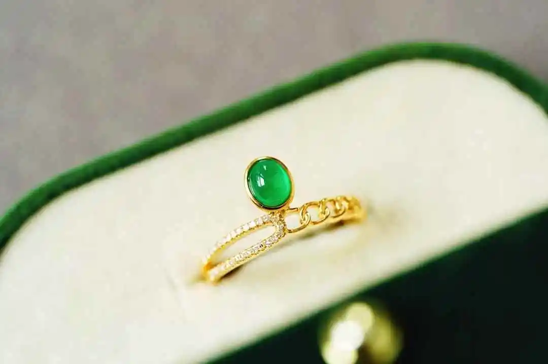 

Набор драгоценных камней 0,5 карата из желтого золота 18 карат с бриллиантовым ореолом