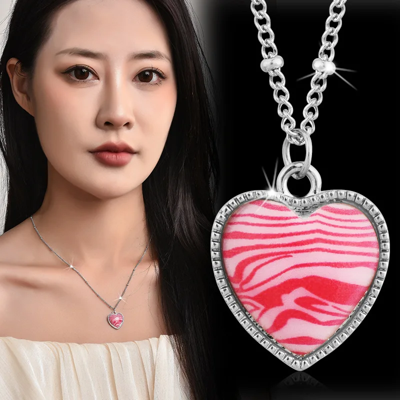 

A hot girl wearing a pink zebra-striped heart necklace on Instagram is a versatile and trendy girl with a collarbone chain