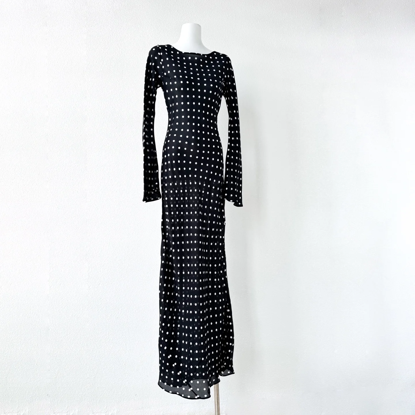 Sukienka damska w kropki, czarna, 100% jedwab, długi rękaw, okrągły dekolt, elegancka, dopasowana.