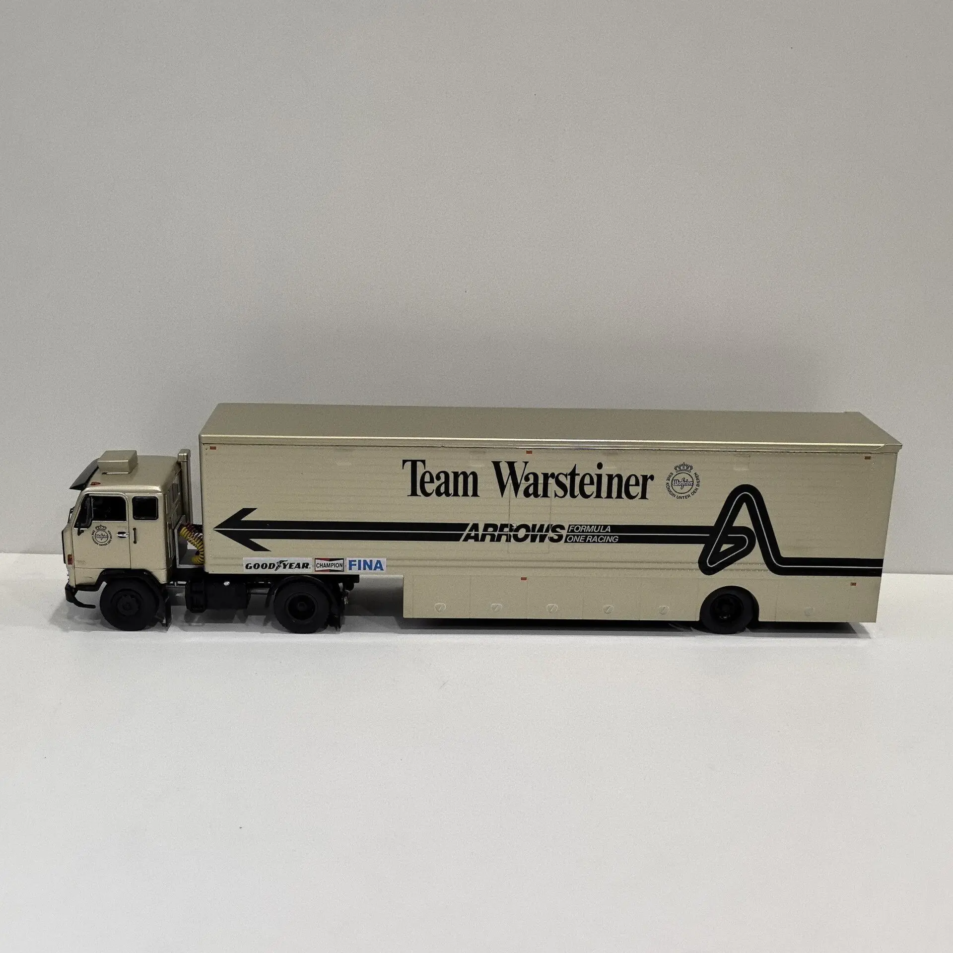 Diecast IXO 1/43 Scale VOLVO F89 1981 Trailer Truck Front Alloy Car Plastic X8T1 Alloy Car Model view 2