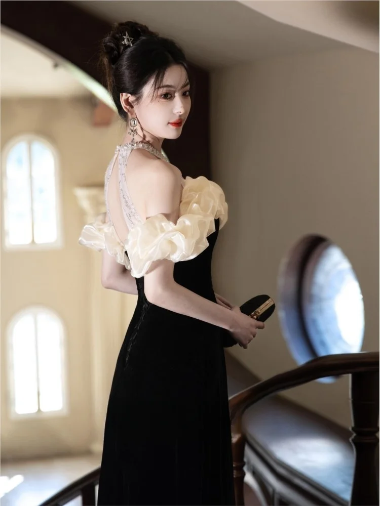 

A new light luxury and niche toasting dress with one-shoulder black velvet for adult birthday parties