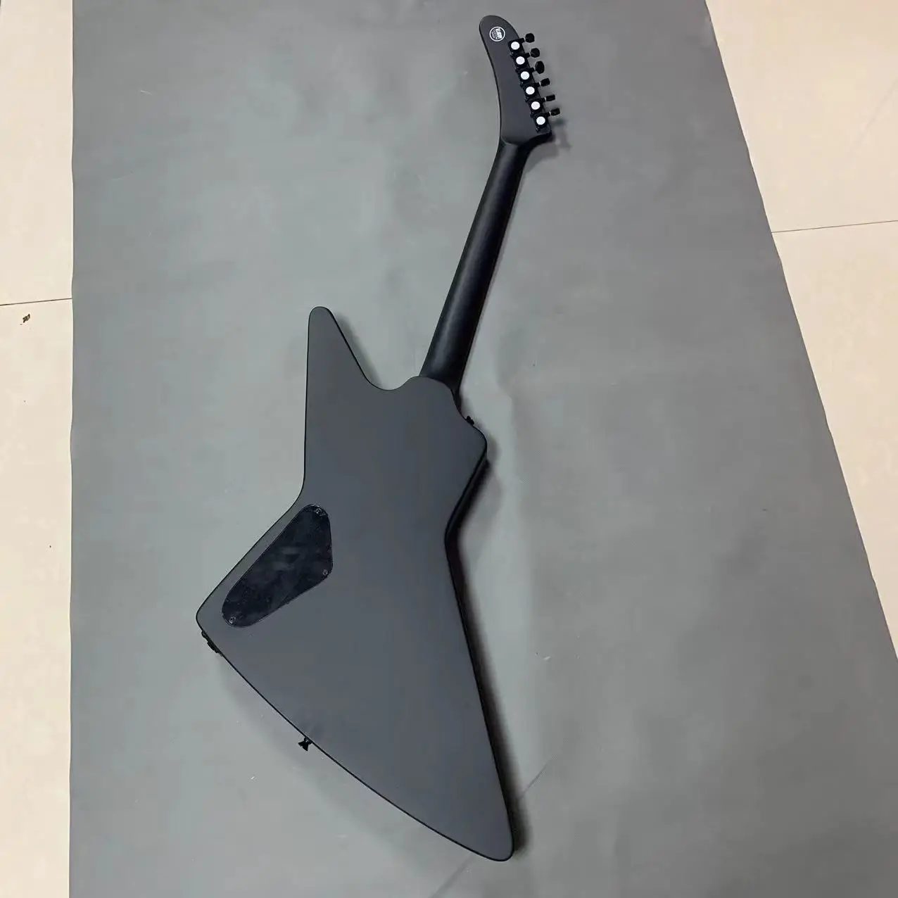 High-end custom 6-string special-shaped electric guitar, body with anti-skateboard, fingerboard with werewolf, black accessories