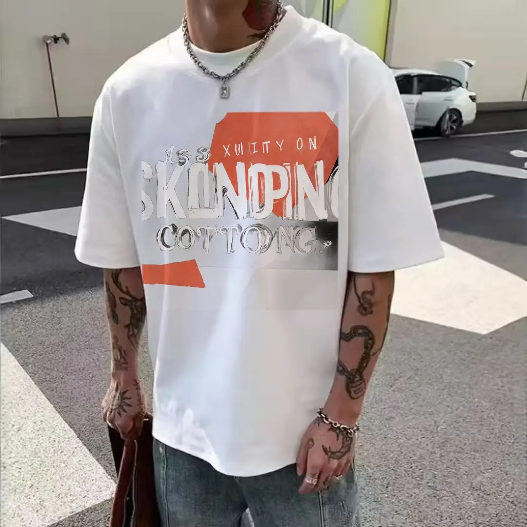 تي شيرت أبيض بأكمام قصيرة ورقبة دائرية مع تصميم جرافيك - خلفية حمراء غير منتظمة، نص مصمم (XUITY ON، SKINDING، COTTONG) #6