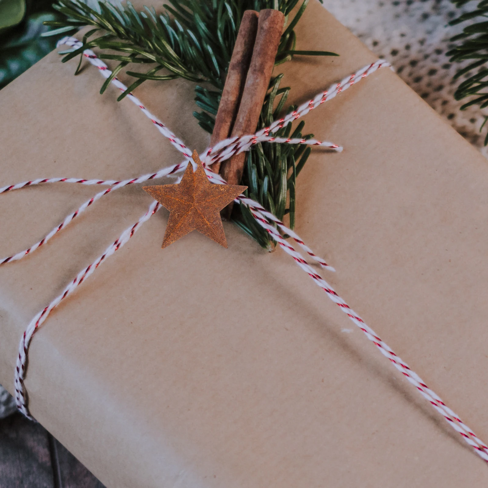 

50Pcs Rustic Rusty Stars Hanging Pendants Metal Star Charms for DIY Crafting Christmas Decor Metal Stars for Crafts